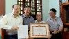 Trao Huy hiệu Đảng cho đảng viên cao tuổi và thăm, tặng quà người có công tiêu biểu