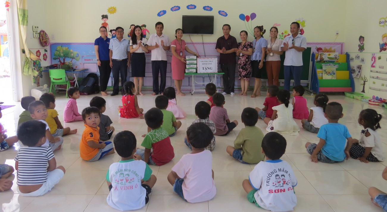 Thường trực HĐND tỉnh Quảng Trị thăm và tặng quà cho trường mầm non xã Vĩnh Ô