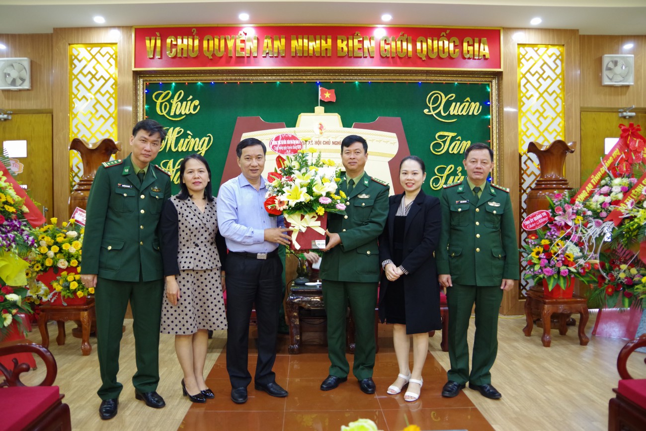 Đồng chí Lê Quang Chiến, Phó Chủ tịch Thường trực HĐND tỉnh chúc mừng Bộ chỉ huy Bộ đội Biên phòng tỉnh