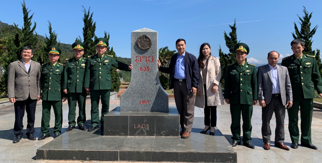Phó Chủ tịch Thường trực HĐND tỉnh Lê Quang Chiến tặng quà chúc mừng năm mới đồn biên phòng La Lay và gia đình chính sách tại huyện Đakrông